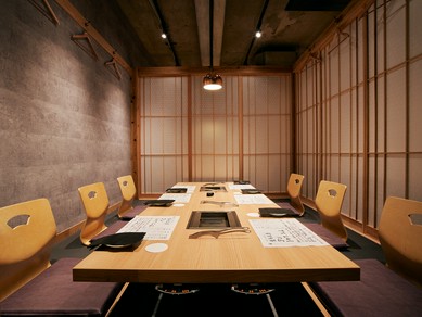 上質感あふれる個室を完備。仕切りを外せば30名程度着席可能