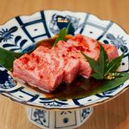 各地から厳選して仕入れる黒毛和牛がそろうこちらのお店。A5ランクの特上ロースは上質な脂としっかりとした肉の旨みを堪能できる逸品。自家製のもみだれとの相性も抜群で、ジューシーなのにあっさりといただけます。
