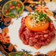 A5ランクの黒毛和牛に軽く火を入れて卵黄を乗せた焼肉店の定番メニュー。そのままいただくのはもちろん、自慢の銀シャリに合わせるのもオススメ。“ユッケ丼”のようにして楽しめば、〆の一品にぴったりです。