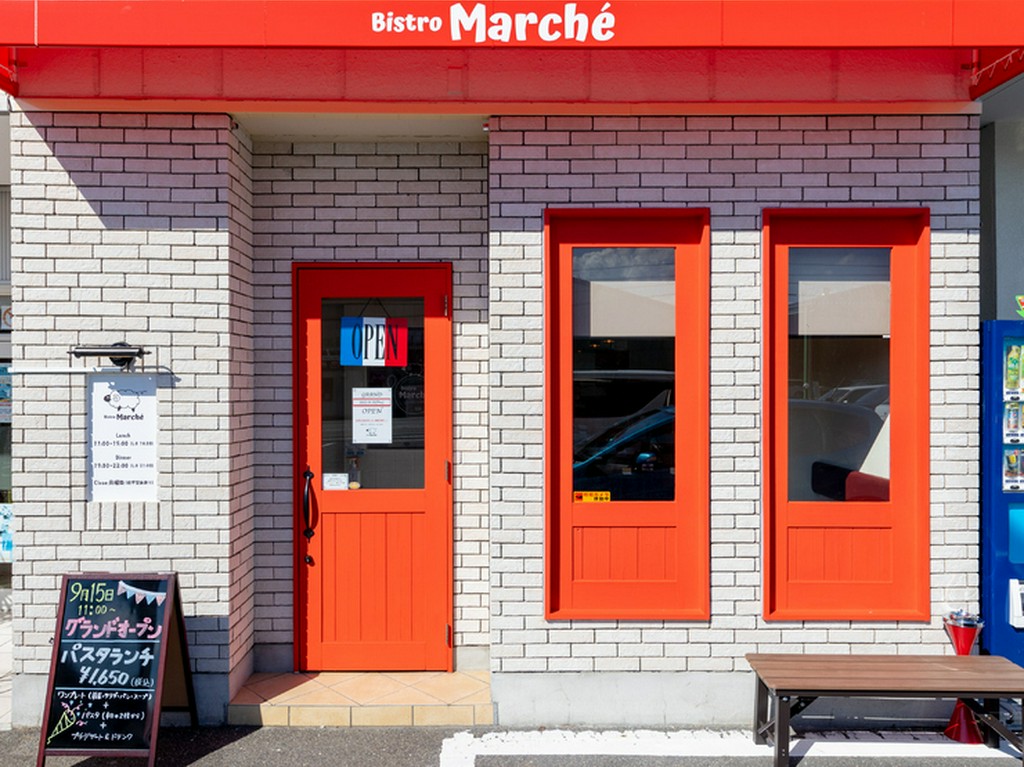 パリの街角を思わせるスタイリッシュな外観が目印！