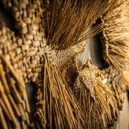 ペルー産の天然素材を使った寛げるインテリア。「水との関わり」をテーマに、ペルーの湿地帯に育つ葦の仲間を使ったアートピース、 栃と栗を使ったテーブルは、セントラルの美意識を日本の伝統素材で表現したもの。