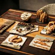 ペルーの4人の生産者から届く原種のカカオ豆「チュンチョ」のみを使った自家製チョコレートや、千葉・鴨川の農場から届くペルーの原種のじゃがいも、神奈川のタコや秋田のイワナなど、国産の天然食材がたっぷり。