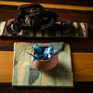 神奈川県産のタコは茹でてからグリルし、仕上げにイカスミのチュイルと青いスピルリナとタコのエキスの泡をのせて。