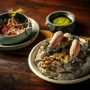 大学時代にフェルナンデスが研究テーマとしていたのが、熱した土中で根菜を焼き上げるアンデスの調理法、ワティア。「チャコ」という食用土で窯をつくり、千葉県産のペルー原種のジャガイモを焼き上げました。