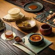 ペルー産カカオのペーストや、乾燥したマカンボの実、コポアスの果肉などテオブロマ属3種類の植物を使うことで、チョコレートの向こうにカカオや近縁種があるという多様性を感じてほしいと生み出されました。