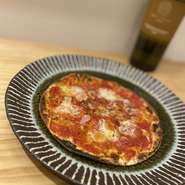 自家製のトマトソースでつくるニンニクのピザです！