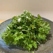 クレソンとわさび菜のグリーンサラダにトリュフと醤油ベースのドレッシングを使ってます！