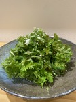 クレソンとわさび菜のグリーンサラダにトリュフと醤油ベースのドレッシングを使ってます！