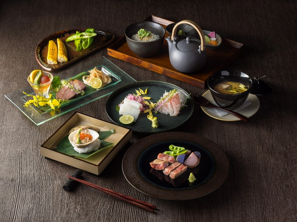 上質な黒毛和牛の炭火焼などを堪能できる『旬彩コース』　料理一例