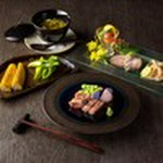 メインが選べるプリフィクスコースです。
メインにより料金に変動がございます。ご了承ください。
■選べるメイン　松坂豚ロース炭火焼、本日の魚介炭火焼（＋￥200）、黒毛和牛イチボの炭火焼（＋￥700）
