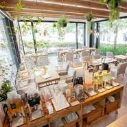 天然木素材を多用した店内は、たくさんのフレッシュグリーンに彩られたナチュラル空間。オシャレな雰囲気のなかで、自社農園「やさいの王様ファーム」から届く無農薬野菜などをたっぷりいただけます。