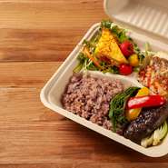 旬の野菜をたっぷり使ったビタミン豊富な【やさいの王様　用賀店】のメニューは、一部テイクアウトも可能。野菜不足が気になる忙しい方も、気軽に利用して、自宅やオフィスで楽しんでみてはいかが。