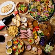 特選牛のローストビーフ＆真空低温調理のポークステーキを含む3種のお肉と季節のグリル野菜をふんだんに盛り付けた豪華な【ファーマーズプレート】。素敵なお時間をお過ごし頂ける飲み放題付コースです！