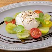 モッツァレラブファラ（水牛のモッツァレラチーズ）にシャインマスカットを合わせました。塩味と甘みのバランスが良い爽やかなカプレーゼです。