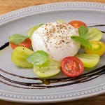 モッツァレラブファラ(水牛のモッツァレラチーズ)にシャインマスカットを合わせました。塩味と甘みのバランスが良い爽やかなカプレーゼです。