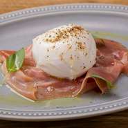 モッツァレラブファラ（水牛のモッツァレラチーズ）とスペイン産生ハム『ハモンセラーノ』の贅沢な組み合わせ。ワインにピッタリな前菜です。