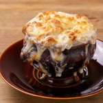 契約農家【みやた農園】のオーガニック玉ねぎを丸ごと1個使用した濃厚な食べるスープ。
こんがり焼けたチーズが豊かな風味を添える贅沢な一皿です。
