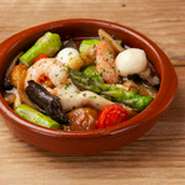 海老とチーズとお野菜がたっぷり入ったアヒージョです。 セットのバゲットとご一緒にどうぞ。（薄切りバケット4枚付き）