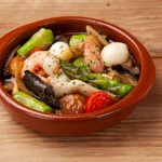 海老とチーズとお野菜がたっぷり入ったアヒージョです。 セットのバゲットとご一緒にどうぞ。(薄切りバケット4枚付き)