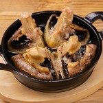 長谷川農産の特製ジャンボマッシュルームをじっくりとオリーブオイルとニンニクで火を通した贅沢なアヒージョ!他店ではなかなかお召し上がり頂けないやさいの王様特別メニューです。(薄切りバケット4枚付き)