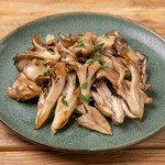 香り高い舞茸をバターで香ばしくソテーしました。素材本来の旨味とコクを存分にお楽しみください。農家さん一番のおすすめの食べ方です。舞茸の概念がかわります!