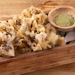 芳醇な香りと深い旨味を閉じ込めた長五郎舞茸を、カリッと軽い衣で揚げました。ケールのお塩でお召し上がりください。お酒との相性も抜群です。