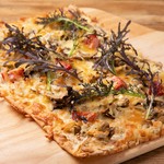 香り豊かな舞茸と旨味たっぷりの釜揚げシラスをホワイトソースで仕上げ、ガーリックとこんがり焼いたチーズの風味を加えた一枚。濃厚ながらも軽やかな味わいをお楽しみください。