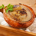 契約農家【みやた農園】さんのオーガニック玉ねぎを丁寧にグリルし、甘みを最大限に引き出しました。
香ばしさと柔らかな食感を楽しめる一品です。シンプルな調理法で素材の美味しさを最大限に引き立てました。