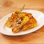 季節の野菜をふんだんに入れた食べ応えのあるオムレツです。とりあえずのおつまみに最適です。