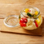 旬のお野菜を特製のマリネ液で漬け込んだフレッシュ感のある浅漬け風のピクルスです。
