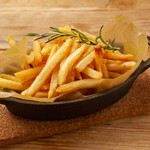 表面に衣のついた、カリカリ、サクサクのお子様にも大人気の細切りフライドポテトです。