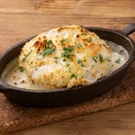 甘みたっぷりの玉ねぎにクリーミーなベシャメルソースと濃厚なチーズを絡め、オーブンでこんがり焼きました。