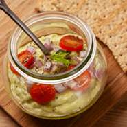 アボカドをペーストにして玉ねぎや香辛料を加えました。クラッカーにのせて食べるもよし、お肉やお野菜との相性も良いのでソース代わりとして是非お楽しみ下さい。