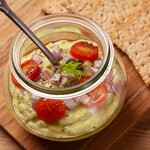 アボカドをペーストにして玉ねぎや香辛料を加えました。クラッカーにのせて食べるもよし、お肉やお野菜との相性も良いのでソース代わりとして是非お楽しみ下さい。