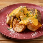 ∓0℃で熟成させた糖度の高い【キタカムイ】を外はカリカリ、中はほくほくのフライドポテトに。とろけるチェダーチーズをかけました。