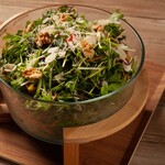 ケール・水菜・豆苗・スプラウト・赤からし菜・マスタード・赤パプリカ・黄パプリカ・紫キャベツ・ 人参などを使用。さらにナッツやチーズを乗せたとにかくお野菜を沢山食べたい方にお薦めのサラダです。