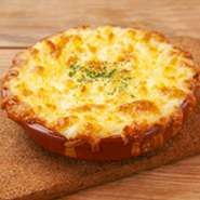 バターをたっぷり使ったなめらかなマッシュポテトにチーズを乗せてオーブンでこんがり焼きました。お子様にも大人気の一皿です。