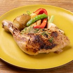 お箸でほどけるくらいにじっくりと柔らかく低温調理された、ヘルシーながらも旨味の 閉じ込められた美味しい骨つきチキンです。玉ねぎ柚子醤油とトマト塩の2種のお味でお楽しみ下さい。