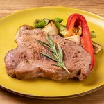 長時間低温真空調理することにより、中をピンク色に仕上げた柔らかな厚切りのポークステーキです。ガーリックソースと紫いものお塩でお召し上がり下さい。