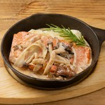 脂ののったトラウトサーモンをグリルし、5種類のキノコが入った香り高い濃厚なポルチーニクリームソースで仕上げました。バター香るなめらかな特製のマッシュポテトを添えて。