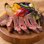 厳選されたブラックアンガス牛を丁寧に焼き上げ、ジューシーな旨味を最大限に引き出した一品。季節の新鮮な野菜を彩り豊かに添え、香ばしいグリルの風味が際立つ贅沢な味わいをお楽しみください。