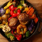 丸ごと1個のパプリカにお肉を詰め、外はパプリカがトロっと、中はお肉がジューシーになるまでじっくりとオーブンで焼き上げた自慢の1品。たっぷりのグリル野菜とご一緒に。