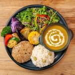 まろやかな風味のココナッツミルクとスパイスをふんだんに使った、甘さのあとに辛さが広がるエスニック風カレーです。
※ハンバーグはトッピングメニューです。