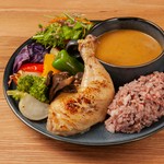 コリアンダー、クミン、カルダモン、ジンジャー、フェンネル等約20種類の香辛料を使ったスパイシーカレーを野菜とチキンのブイヨンで仕上げました。グリル野菜や骨付きチキンを浸せばさらに味わいが増していきます。