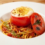 チーズとクリームソースをたっぷりと入れたトマトを、自家製トマトソースのパスタの上にのせました。ナイフを入れるとソースが流れ出す楽しい演出です!パスタとソースをよく絡めてお召し上がりください。