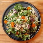 【野菜の王様】と言われる栄養満点の有機ケールをたっぷり使用した
サラダです。不足がちな、カルシウムやビタミン、食物繊維をこのサラダで補ってみてはいかがでしょうか。