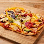 数種類のお野菜をふんだんにのせ、たっぷりのチーズをかけて焼き上げた約30cmの四角いピザです。お食事としてはもちろんのこと、おつまみとしても人気の一品です。
