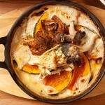 芳醇な香りとしっかりした歯ごたえの長五郎舞茸に、粗びきミートの旨みを重ねて。クリーミーなかぼちゃのベシャメルソースが全体をやさしく包み込む、寒い季節限定の体が温まる贅沢なドリアです。