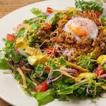 玉ねぎをふんだんに使用したオリジナルのタコミートと、たっぷりの10種野菜のサラダ、トマト、アボカド、チェダーチーズをのせた、ヘルシーかつボリューム感のあるタコライスです。