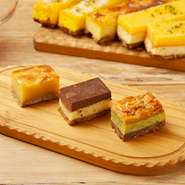 ①蜜いものスイートポテト【お芋】②口溶けの良いガナッシュチョコレート【ズッキーニ】③ザクザクのアーモンドヌガー【ケール】
野菜の風味を生かしたスティックタイプのスイーツをお手軽サイズで食べ比べ。
